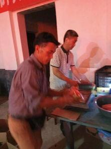 农民吃瓜看大戏,农民吃瓜看大戏，共享欢乐时光