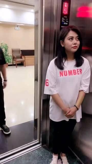 电梯里吃瓜的男人,揭秘吃瓜男生的神秘世界