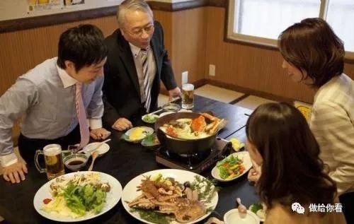 老板画饼同事吃瓜,职场众生相的幽默写照