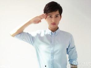 明星敬礼打招呼,敬礼问候，展现尊贵礼仪