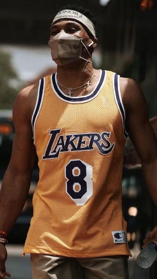 打篮球图片明星背影,致敬球场传奇风采