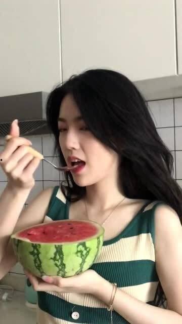 女生发吃瓜什么意思啊