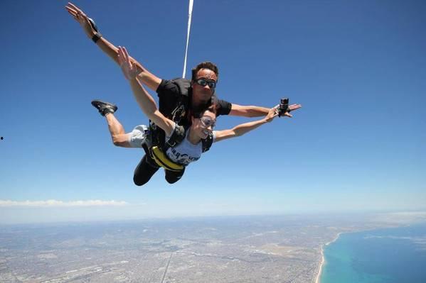 娱乐吃瓜酱跳伞视频